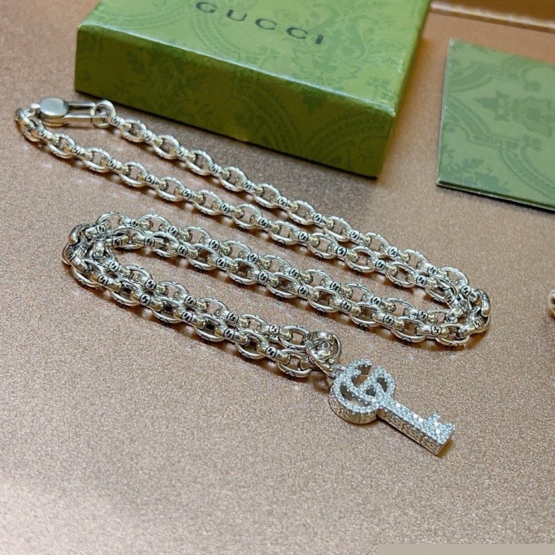 G*u*i necklaces